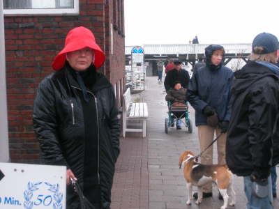 Wir folgen dem roten Hut :-)